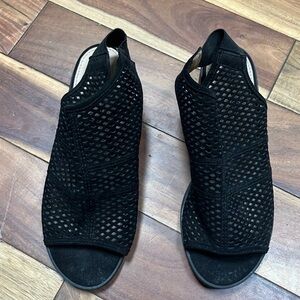 American Eagle Black Open-Toe Perforated Women's Sandals